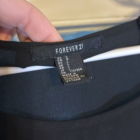 Forever 21 Women’s Black and White Patterned Short Sleeve Tshirt size large - Picture 3 of 4